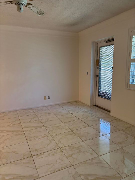 出租: $1,375 (1 贝兹, 1 浴室, 702 平方英尺)