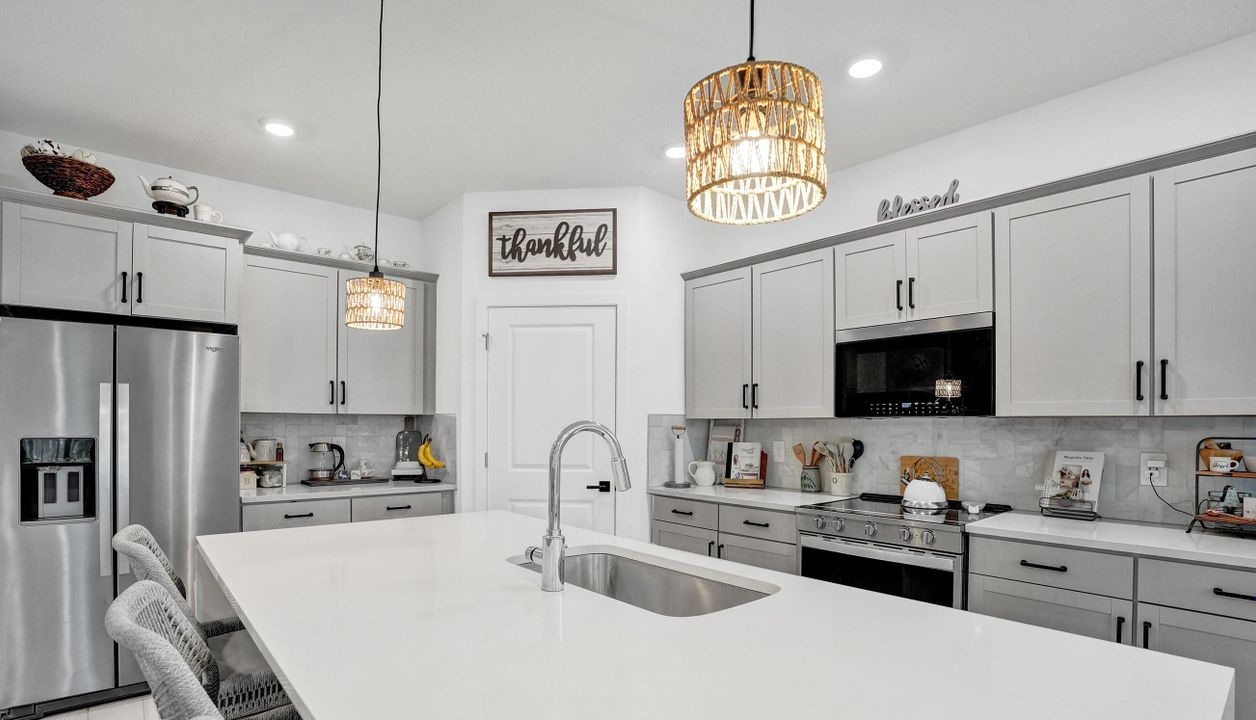 На продажу: $649,900 (4 спален, 2 ванн, 2034 Квадратных фут)