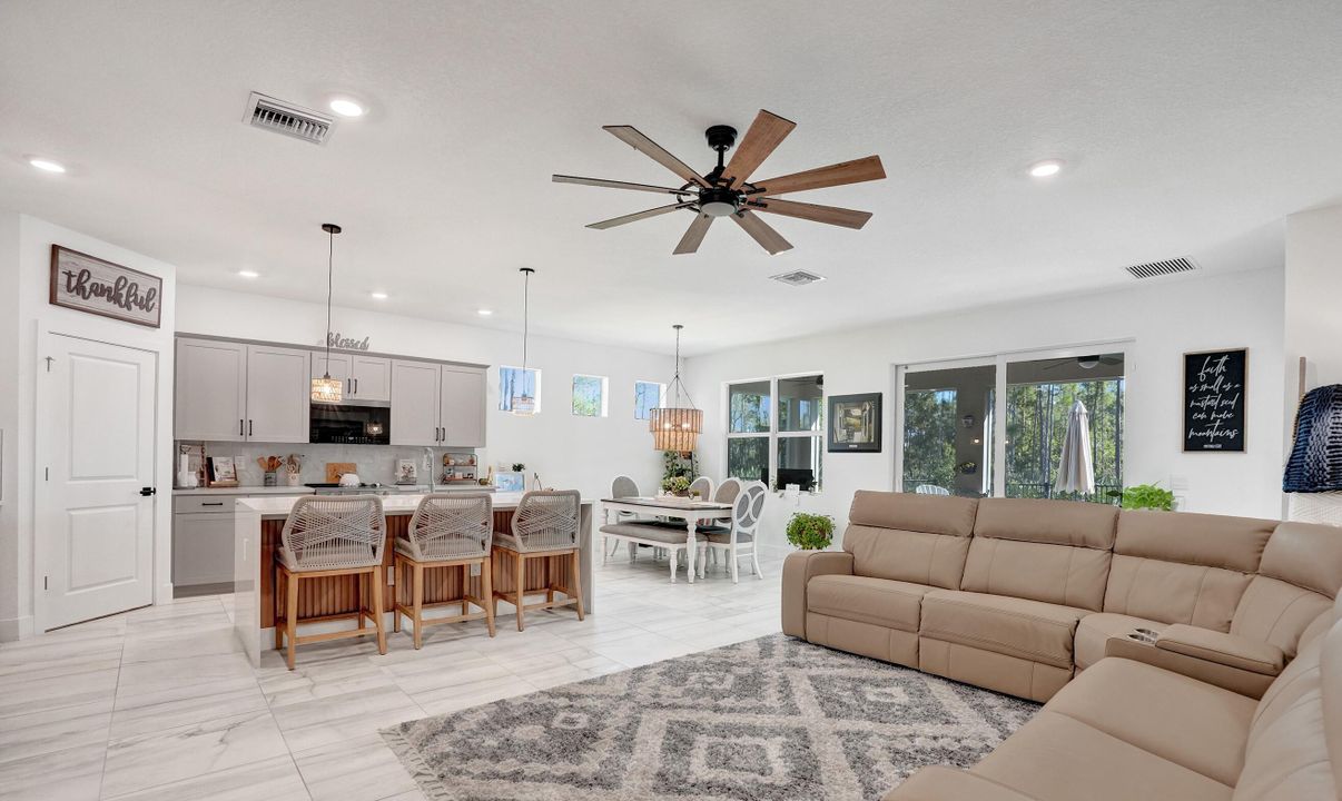 На продажу: $649,900 (4 спален, 2 ванн, 2034 Квадратных фут)