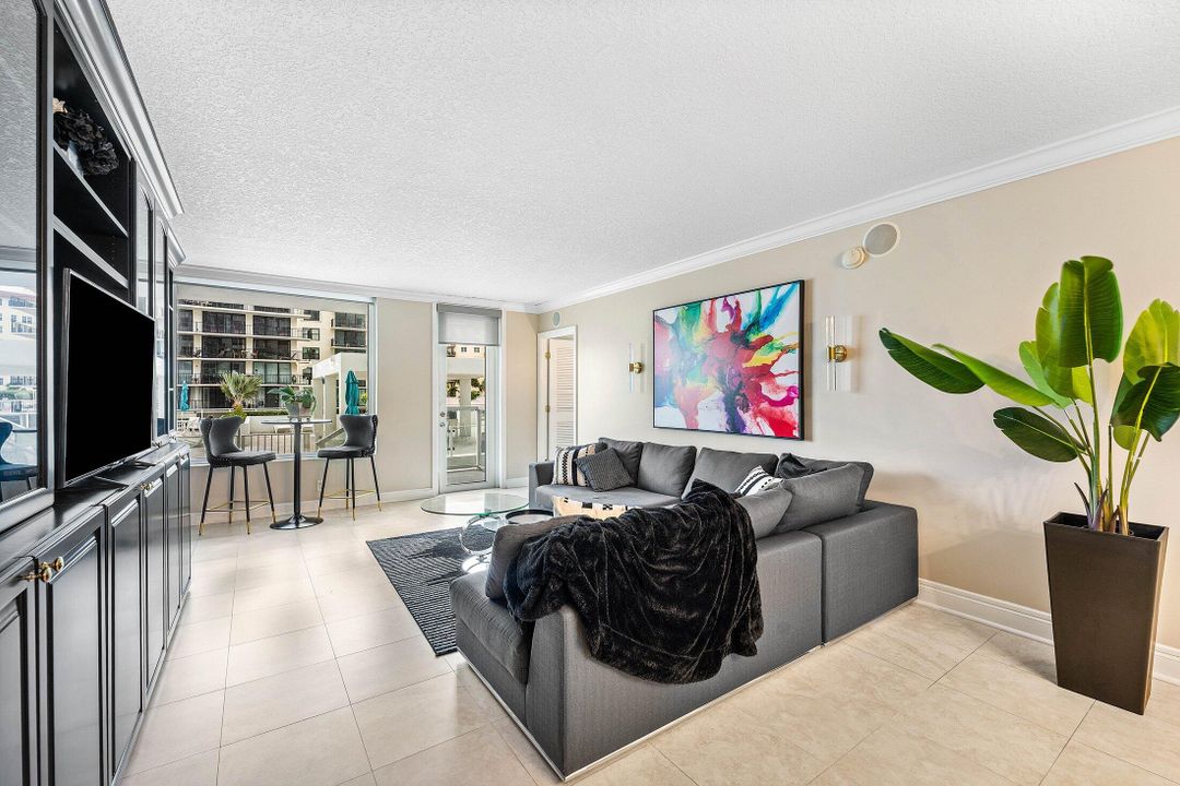 For Rent: $4,500 (1 beds, 1 baths, 1008 Square Feet)