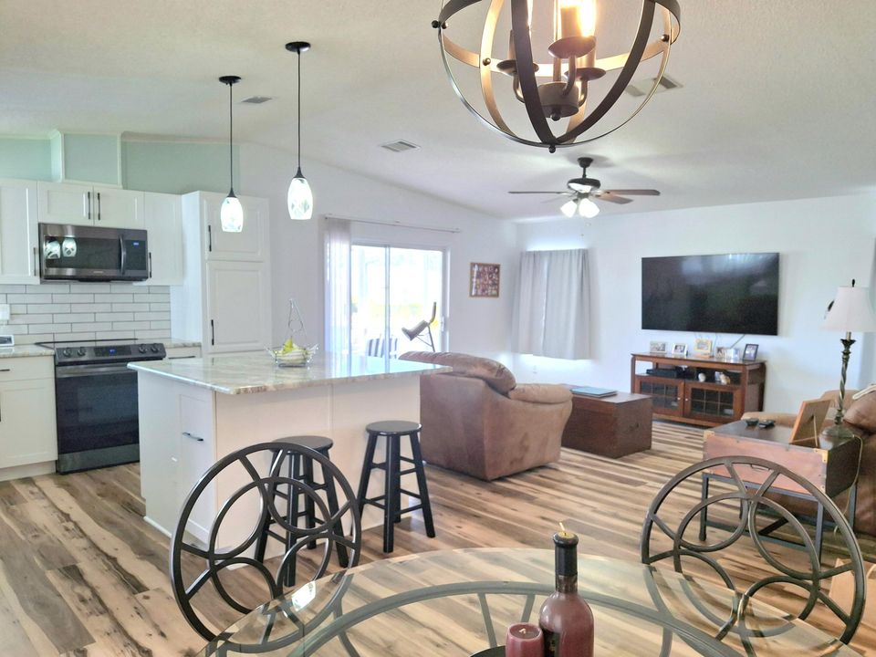 For Sale: $134,900 (2 beds, 2 baths, 1040 Square Feet)