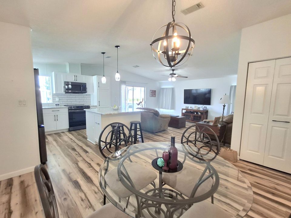 For Sale: $134,900 (2 beds, 2 baths, 1040 Square Feet)