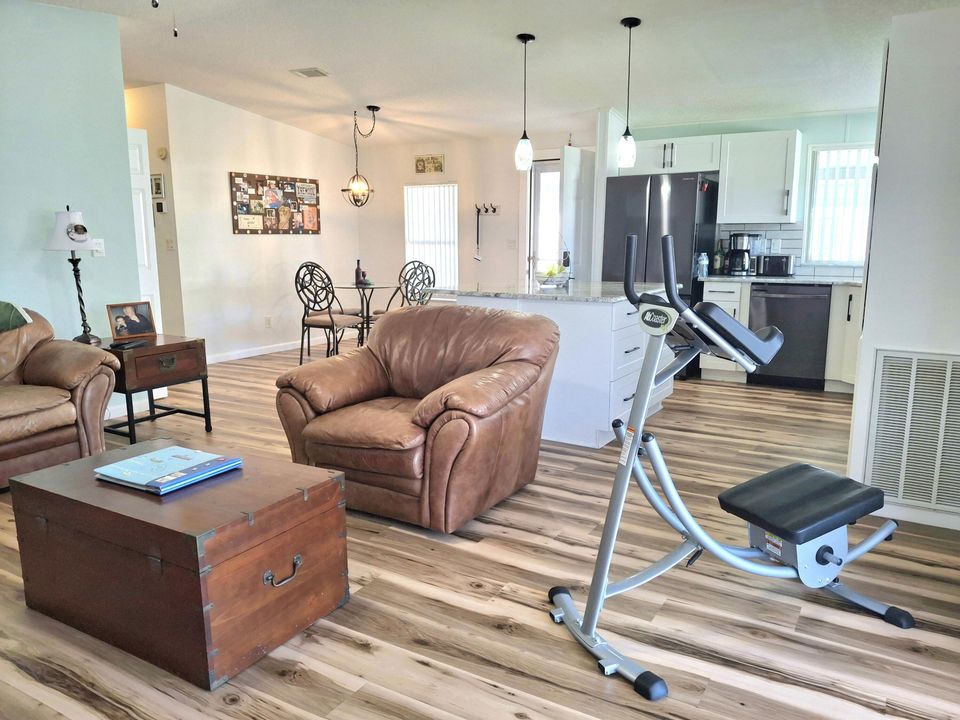 For Sale: $134,900 (2 beds, 2 baths, 1040 Square Feet)