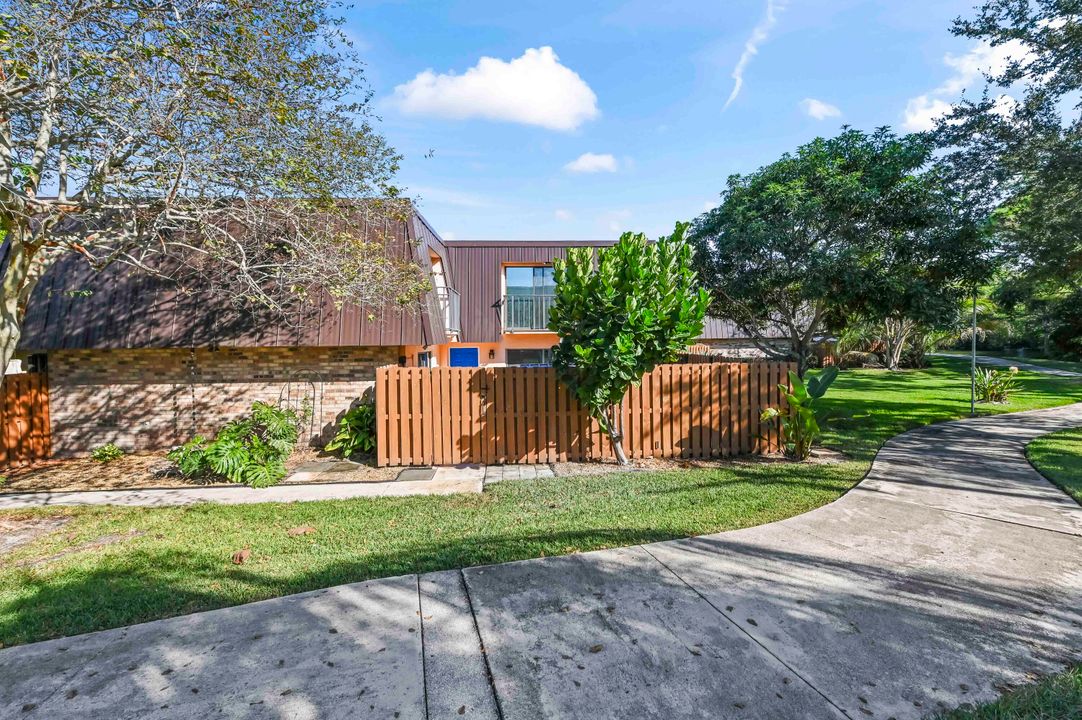 For Sale: $319,900 (2 beds, 2 baths, 1288 Square Feet)