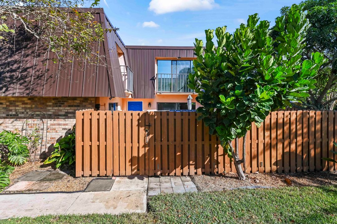 For Sale: $319,900 (2 beds, 2 baths, 1288 Square Feet)