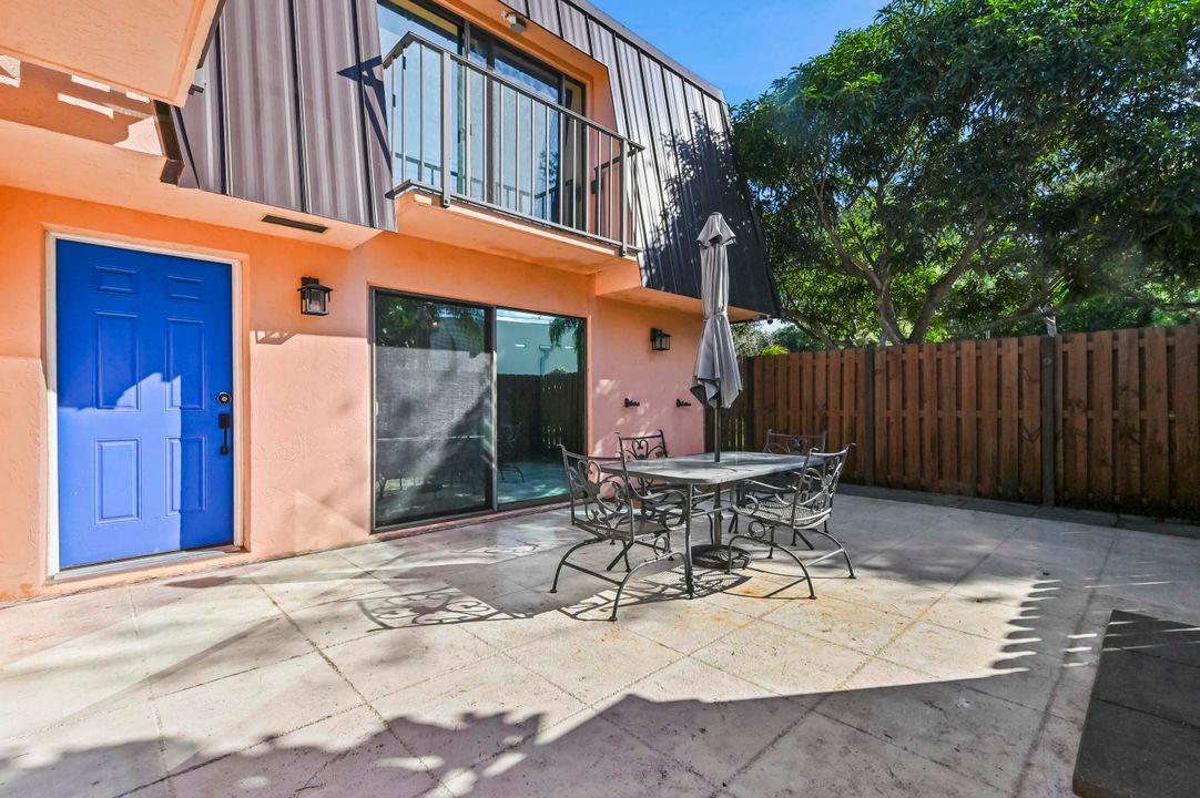 For Sale: $319,900 (2 beds, 2 baths, 1288 Square Feet)