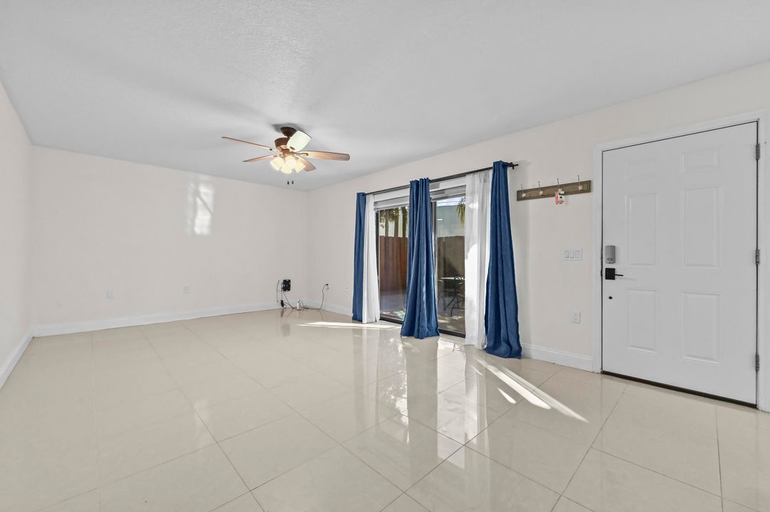 For Sale: $319,900 (2 beds, 2 baths, 1288 Square Feet)
