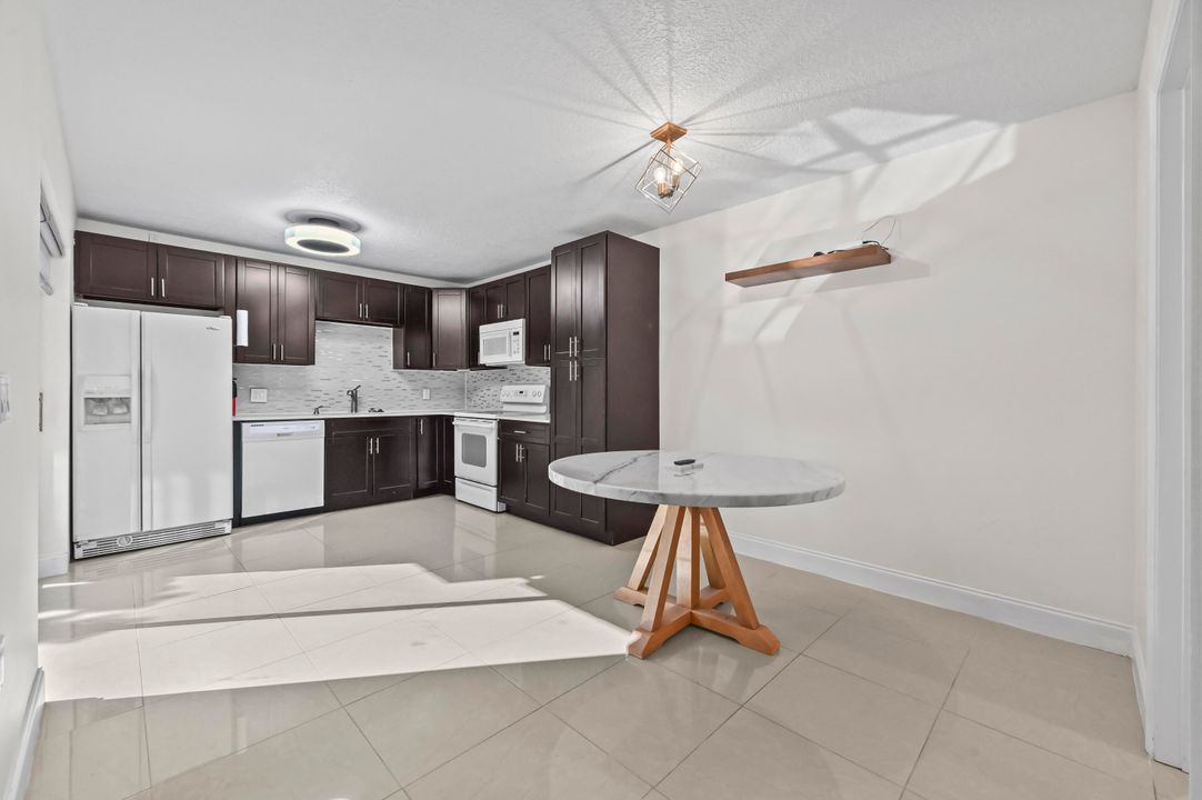 For Sale: $319,900 (2 beds, 2 baths, 1288 Square Feet)
