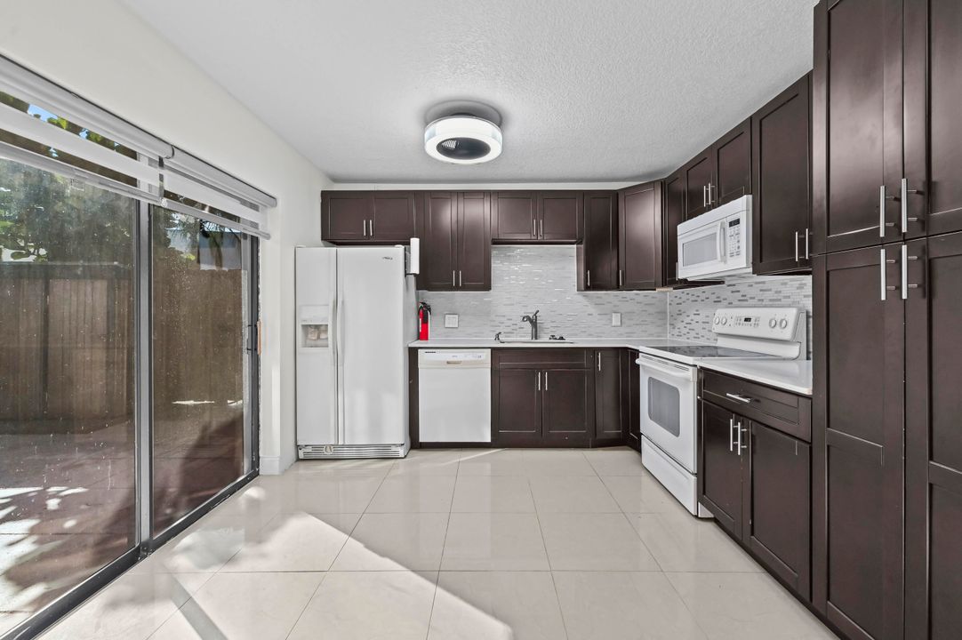 For Sale: $319,900 (2 beds, 2 baths, 1288 Square Feet)