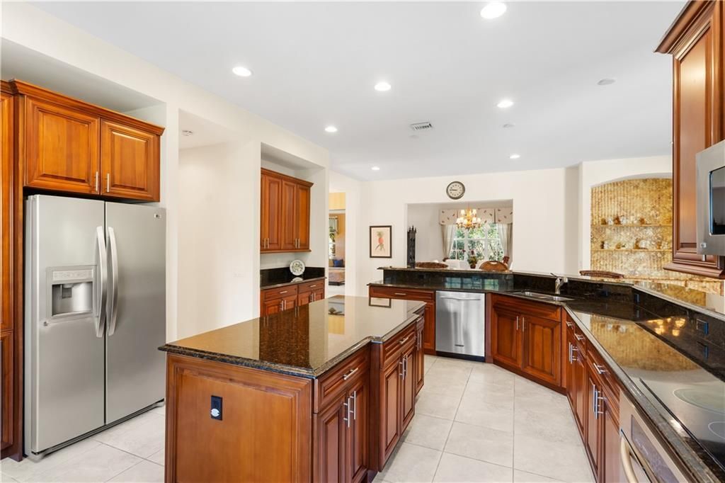 For Sale: $725,000 (3 beds, 3 baths, 2816 Square Feet)