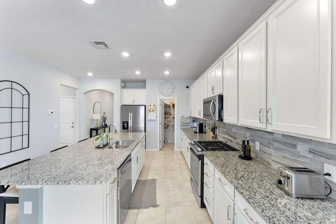 待售: $650,000 (4 贝兹, 2 浴室, 1894 平方英尺)