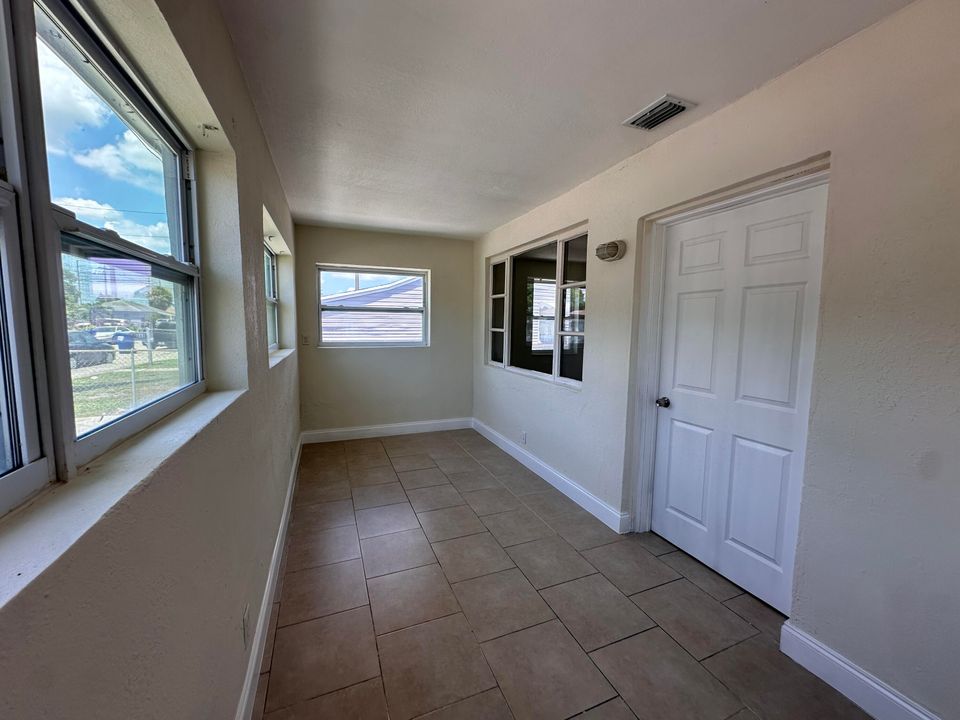 Под контрактом: $2,500 (3 спален, 2 ванн, 1050 Квадратных фут)