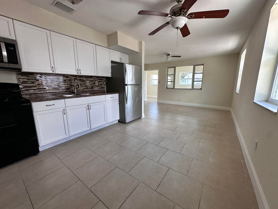 Под контрактом: $2,500 (3 спален, 2 ванн, 1050 Квадратных фут)