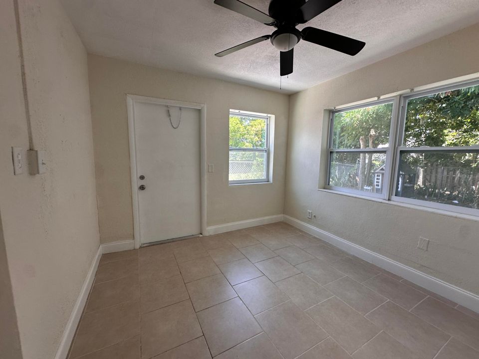 Под контрактом: $2,500 (3 спален, 2 ванн, 1050 Квадратных фут)