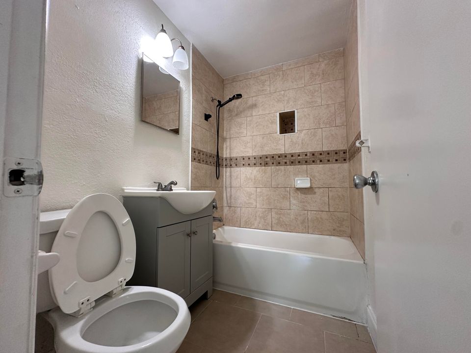 Под контрактом: $2,500 (3 спален, 2 ванн, 1050 Квадратных фут)