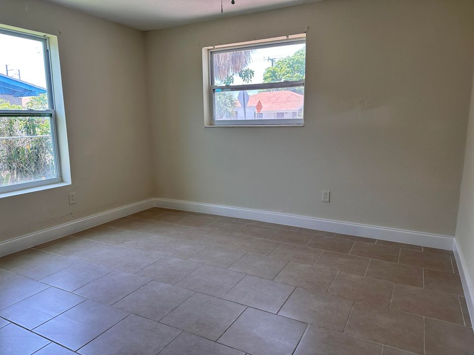 Под контрактом: $2,500 (3 спален, 2 ванн, 1050 Квадратных фут)