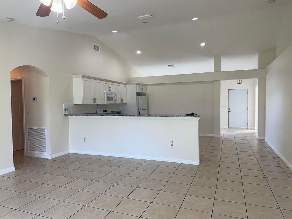 For Rent: $2,500 (3 beds, 2 baths, 1808 Square Feet)