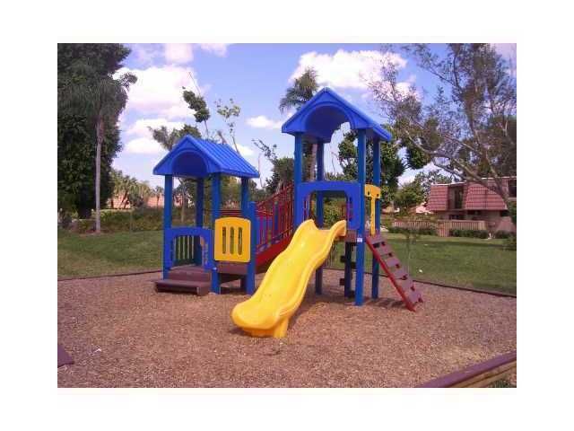 В аренду: $2,390 (2 спален, 2 ванн, 1302 Квадратных фут)