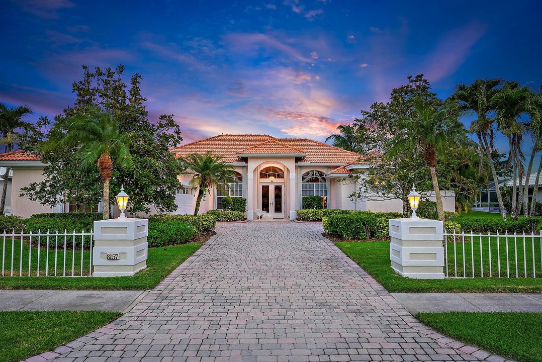 Под контрактом: $950,000 (3 спален, 2 ванн, 2574 Квадратных фут)