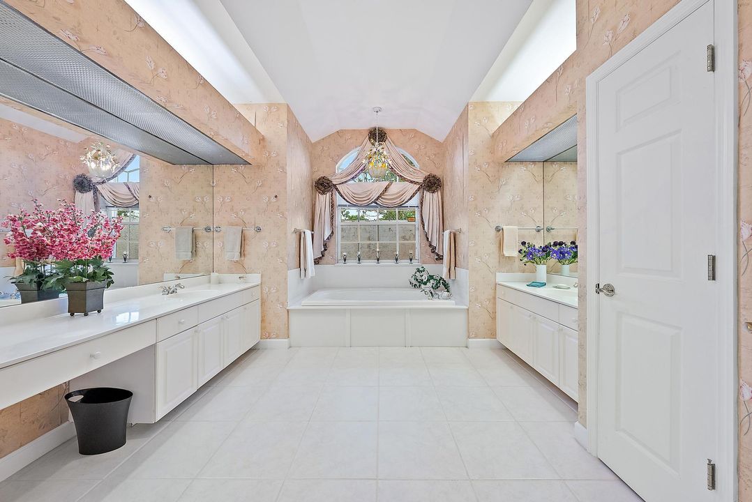 Под контрактом: $950,000 (3 спален, 2 ванн, 2574 Квадратных фут)