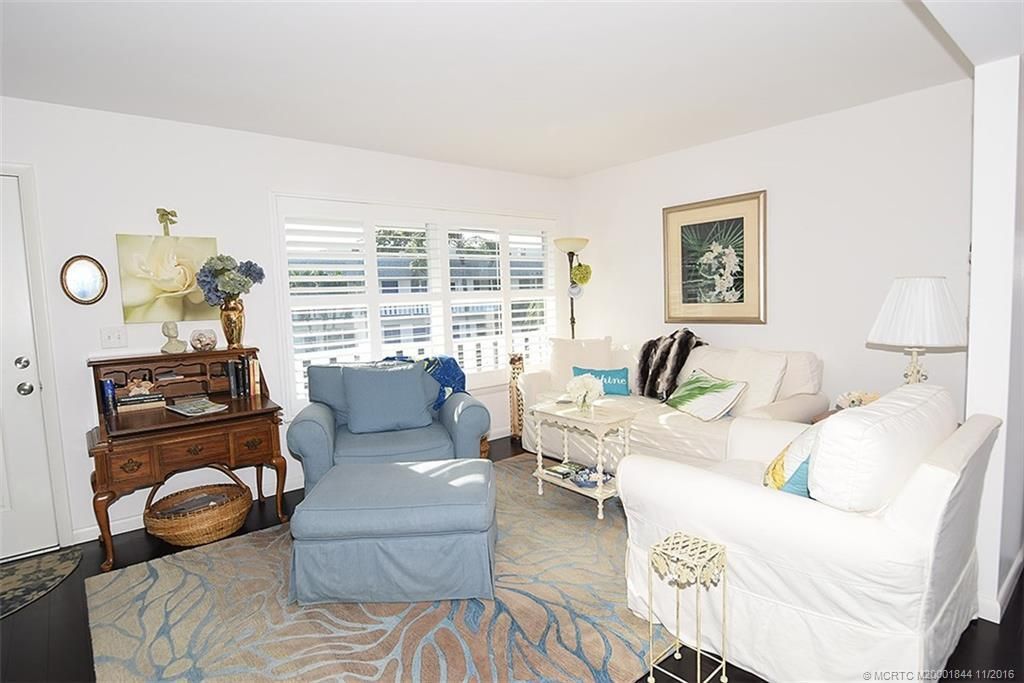 For Sale: $94,900 (1 beds, 1 baths, 696 Square Feet)