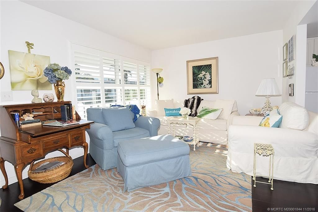 For Sale: $94,900 (1 beds, 1 baths, 696 Square Feet)