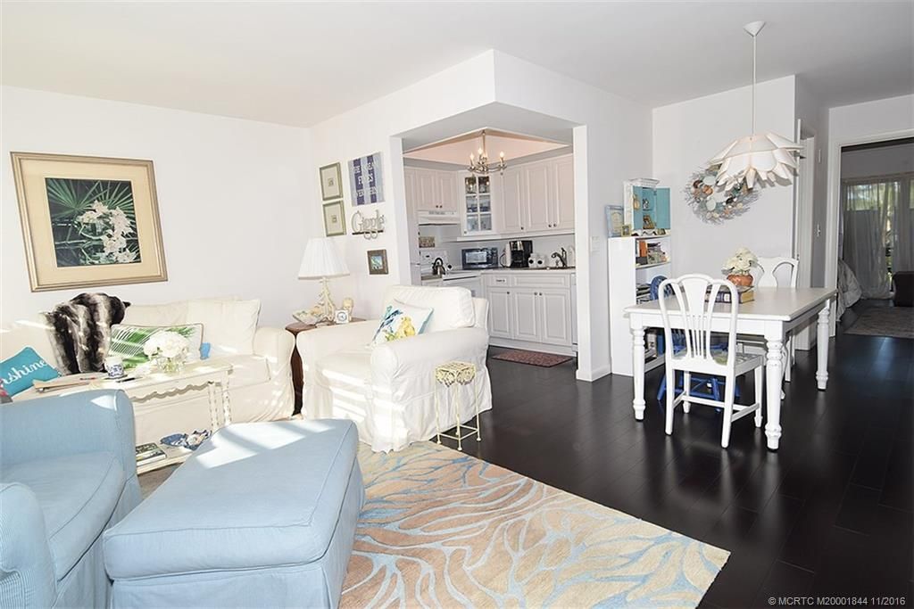 For Sale: $94,900 (1 beds, 1 baths, 696 Square Feet)