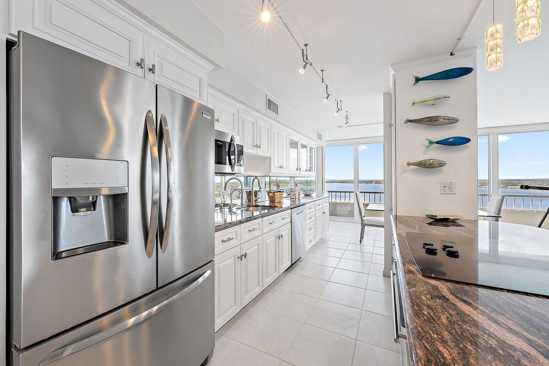 For Sale: $1,395,000 (2 beds, 2 baths, 1435 Square Feet)