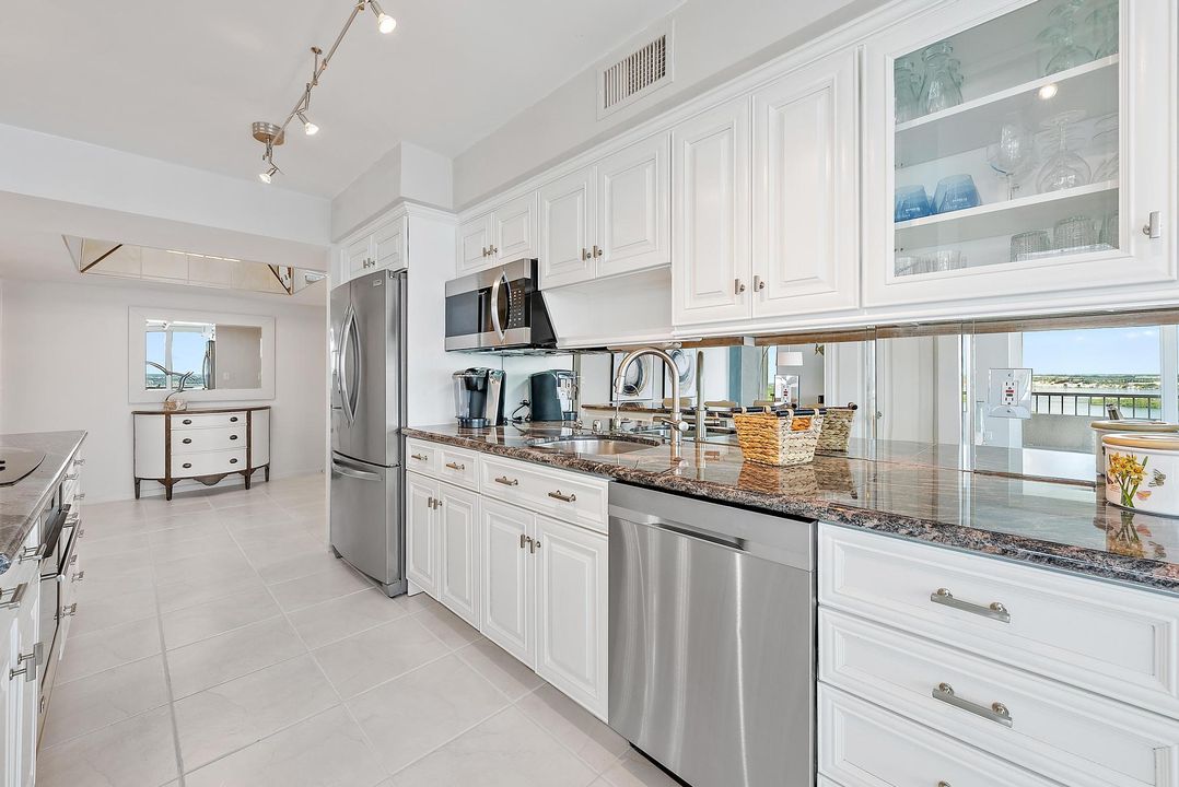 For Sale: $1,395,000 (2 beds, 2 baths, 1435 Square Feet)