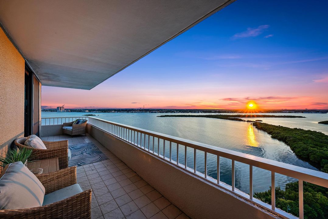 For Sale: $1,395,000 (2 beds, 2 baths, 1435 Square Feet)