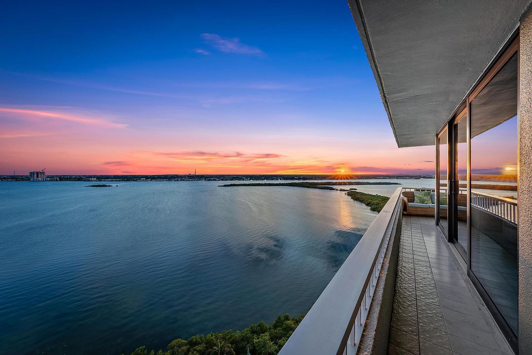 For Sale: $1,395,000 (2 beds, 2 baths, 1435 Square Feet)