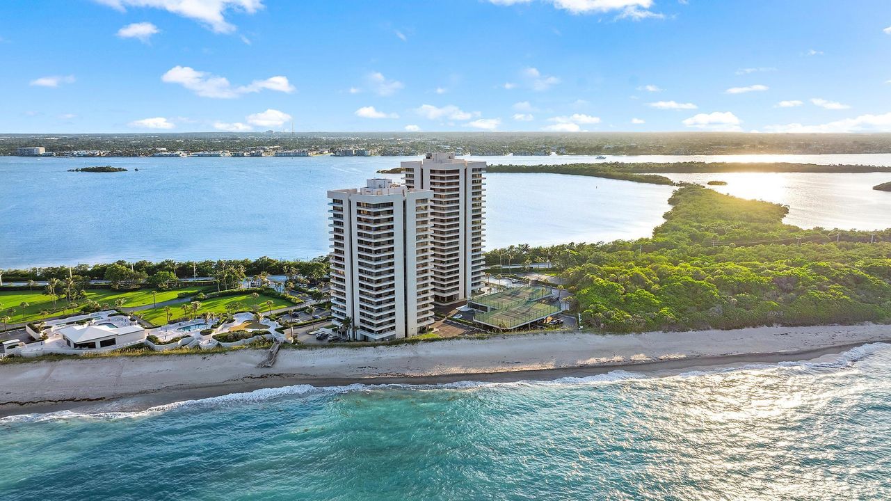 For Sale: $1,395,000 (2 beds, 2 baths, 1435 Square Feet)