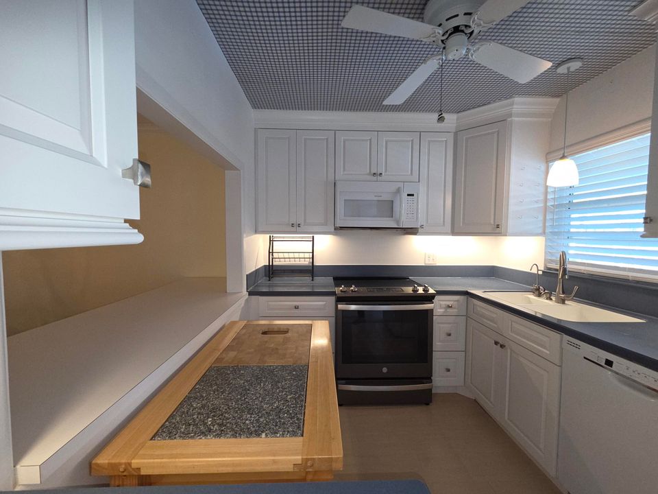 For Sale: $375,000 (2 beds, 2 baths, 1170 Square Feet)