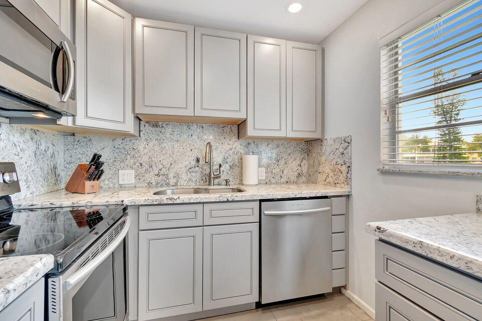 For Sale: $160,000 (2 beds, 1 baths, 840 Square Feet)