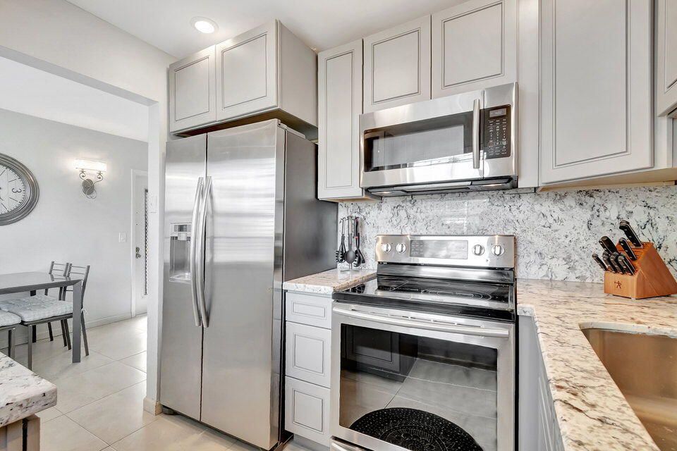 For Sale: $160,000 (2 beds, 1 baths, 840 Square Feet)