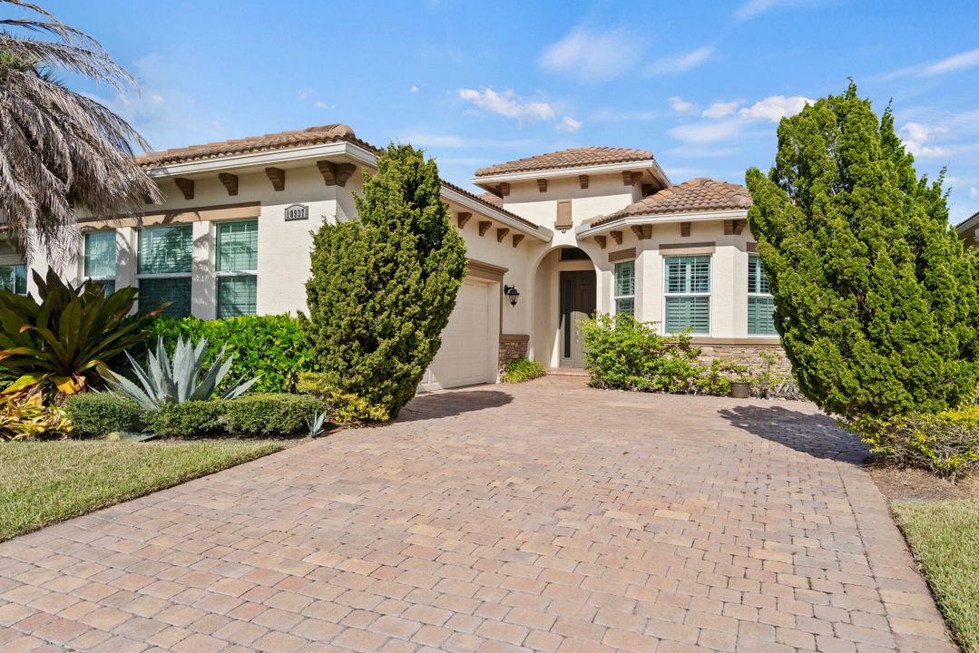 For Sale: $450,000 (3 beds, 2 baths, 1842 Square Feet)