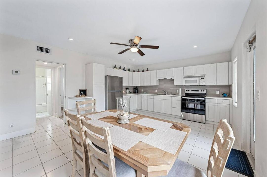 В аренду: $4,500 (2 спален, 2 ванн, 982 Квадратных фут)