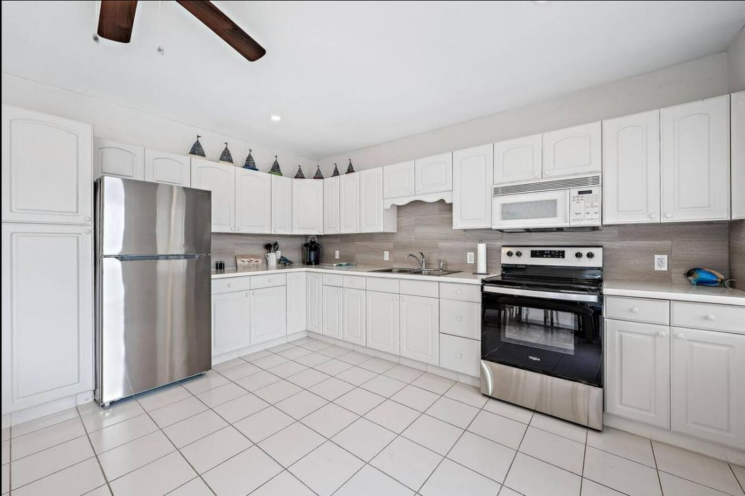 В аренду: $4,500 (2 спален, 2 ванн, 982 Квадратных фут)