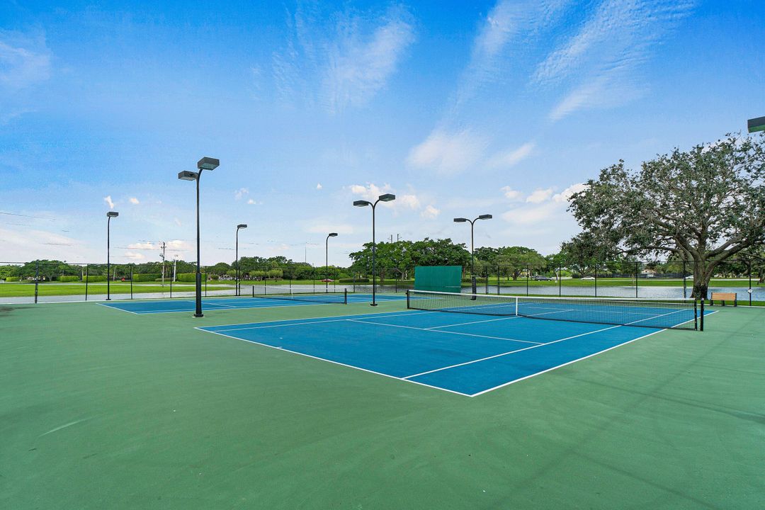 待售: $999,000 (4 贝兹, 3 浴室, 2573 平方英尺)