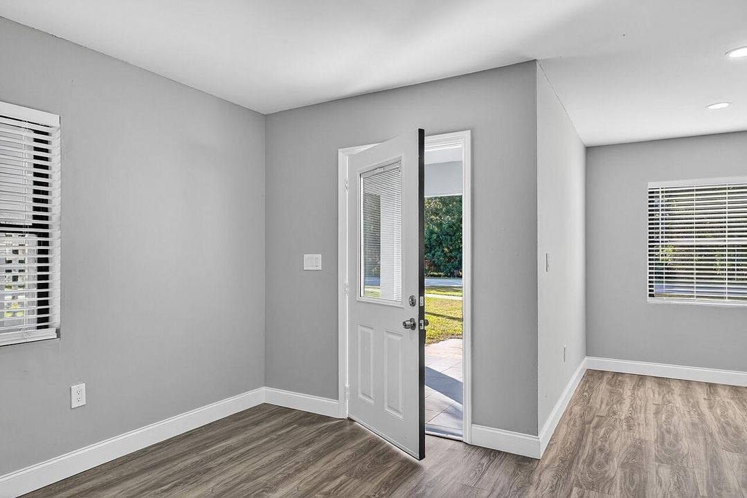 For Sale: $285,000 (3 beds, 2 baths, 1107 Square Feet)