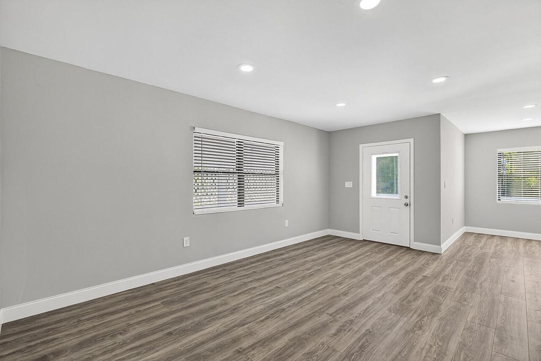 For Sale: $285,000 (3 beds, 2 baths, 1107 Square Feet)