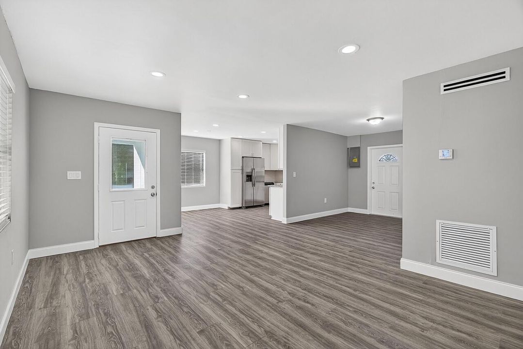 For Sale: $285,000 (3 beds, 2 baths, 1107 Square Feet)