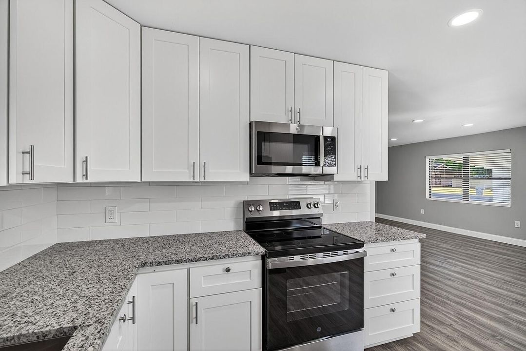 For Sale: $285,000 (3 beds, 2 baths, 1107 Square Feet)