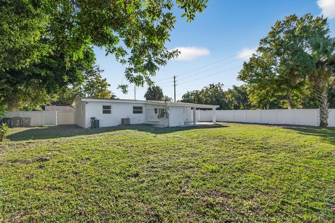 For Sale: $285,000 (3 beds, 2 baths, 1107 Square Feet)