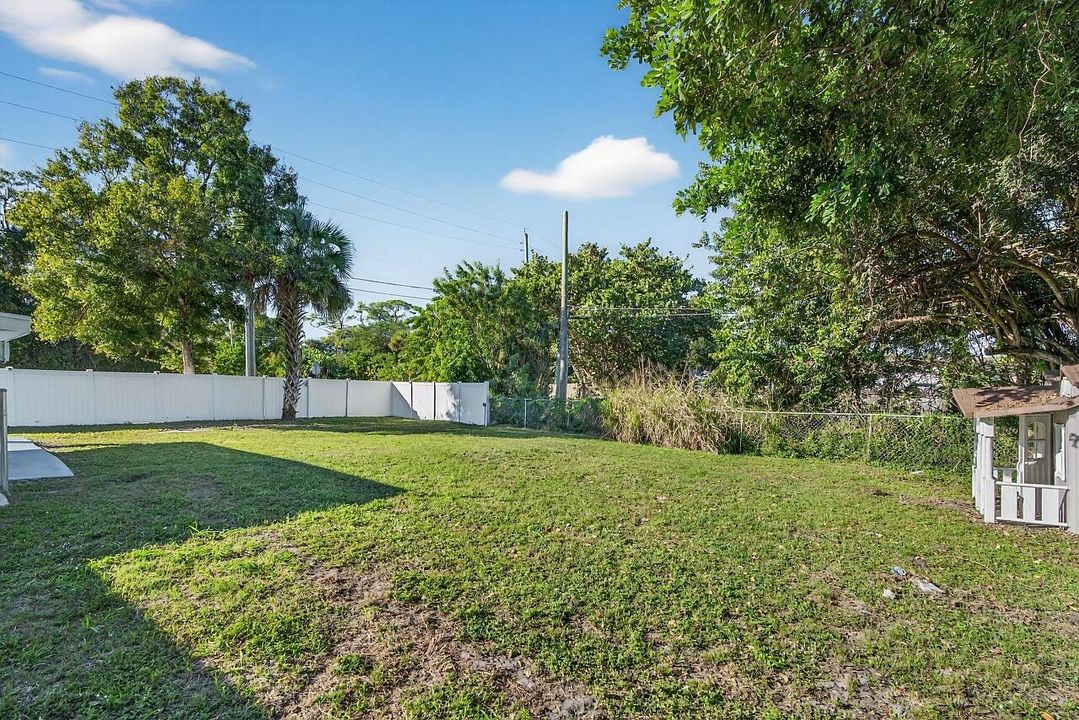 For Sale: $285,000 (3 beds, 2 baths, 1107 Square Feet)