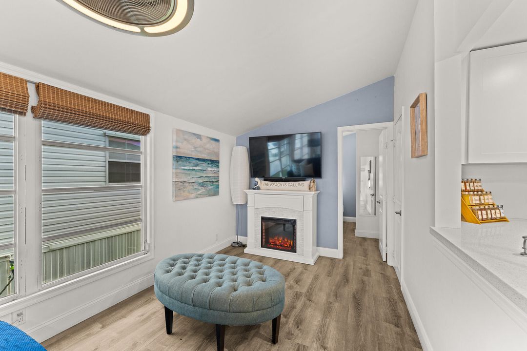 待售: $245,000 (2 贝兹, 1 浴室, 392 平方英尺)