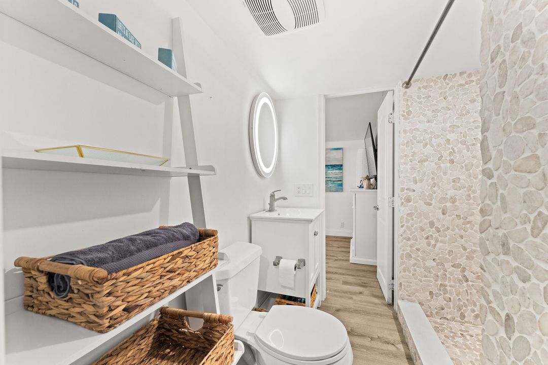 待售: $245,000 (2 贝兹, 1 浴室, 392 平方英尺)