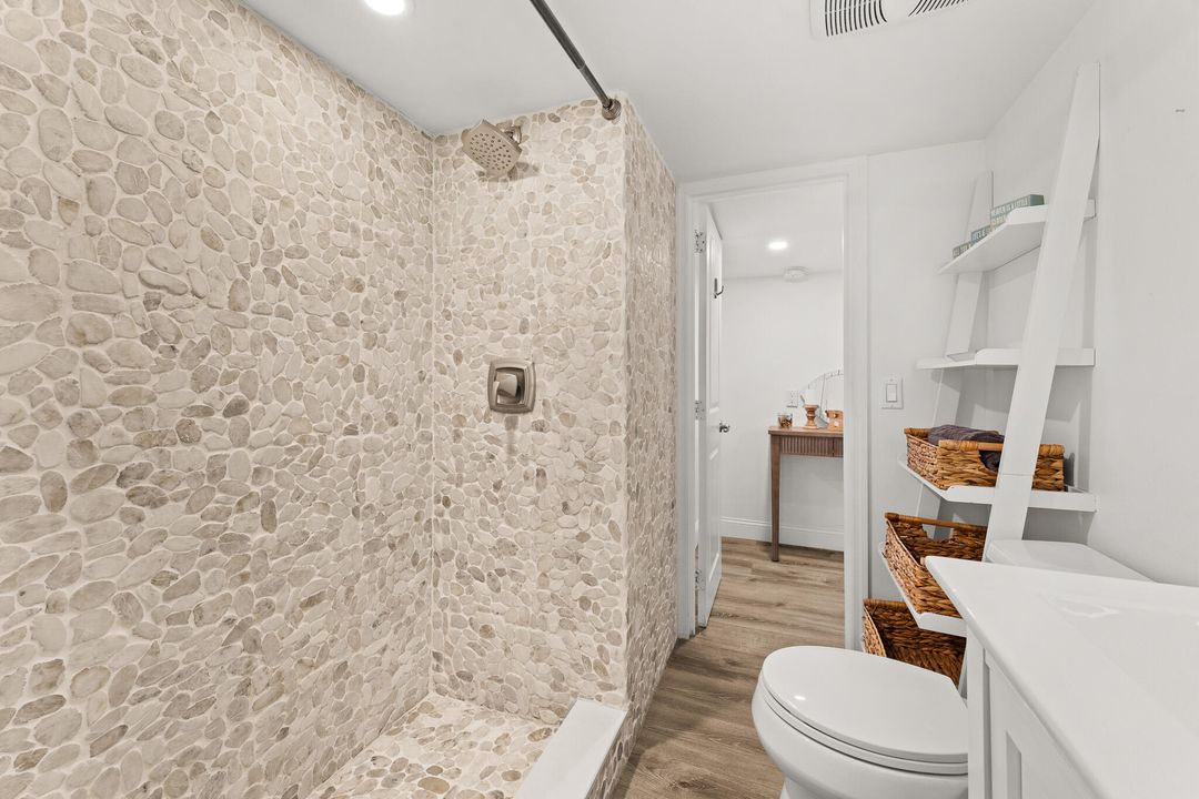 待售: $245,000 (2 贝兹, 1 浴室, 392 平方英尺)