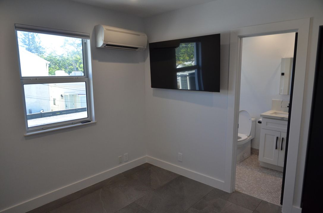 Active With Contract: $1,700 (1 beds, 1 baths, 625 Square Feet)