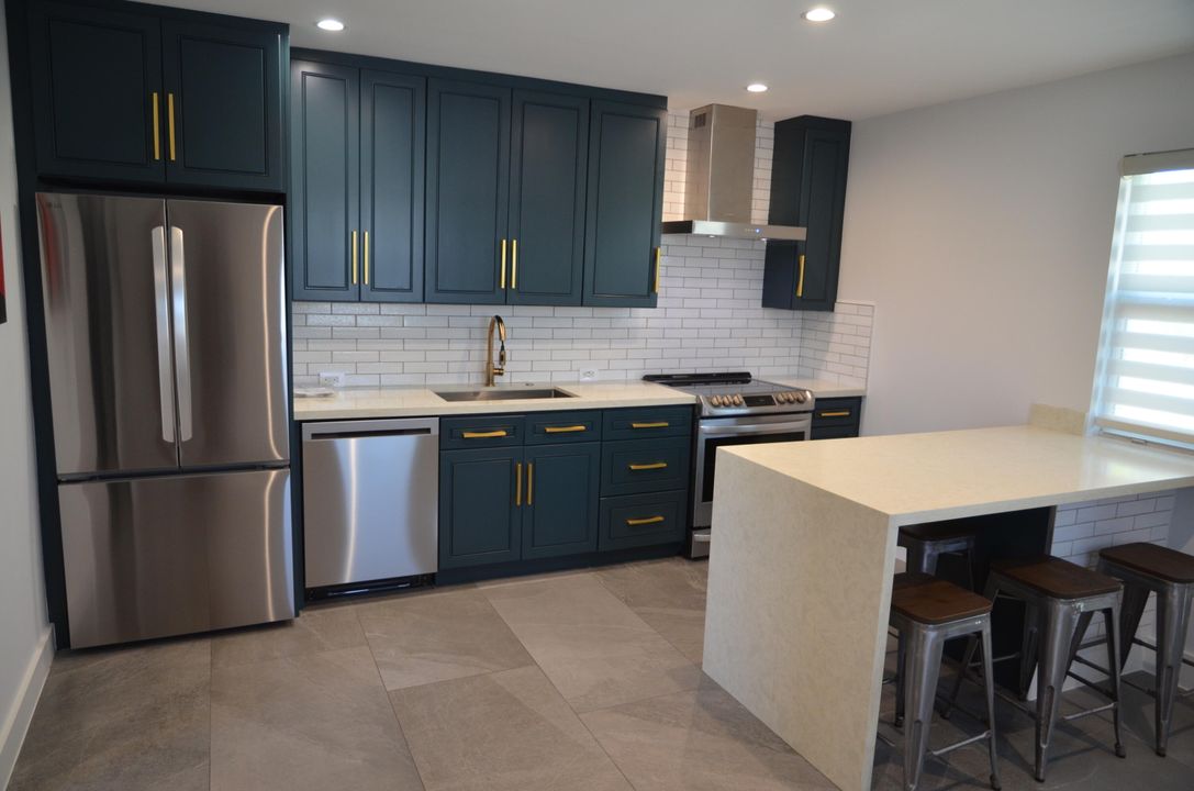 Active With Contract: $1,700 (1 beds, 1 baths, 625 Square Feet)